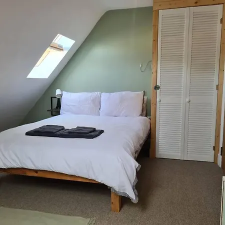 6 En-Suite Bedrooms; Garden; Driveway;Pet Friendly-3