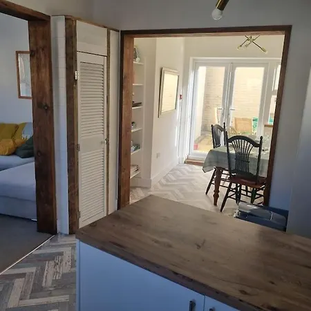 6 En-Suite Bedrooms; Garden; Driveway;Pet Friendly-2